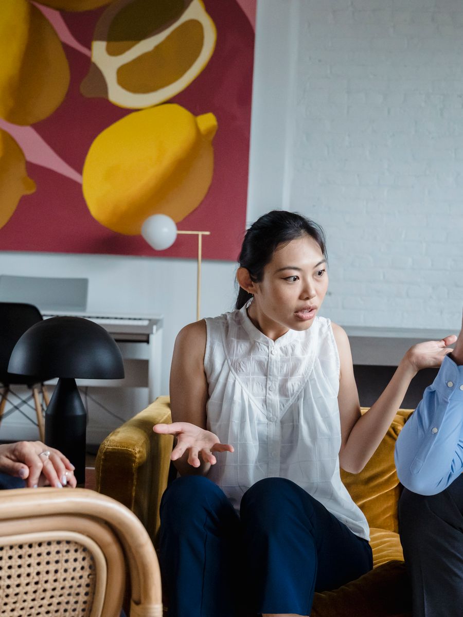 Pareja conversando con una terapeuta durante una sesion de terapia